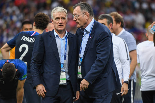 足球迷前来 足球迷前来